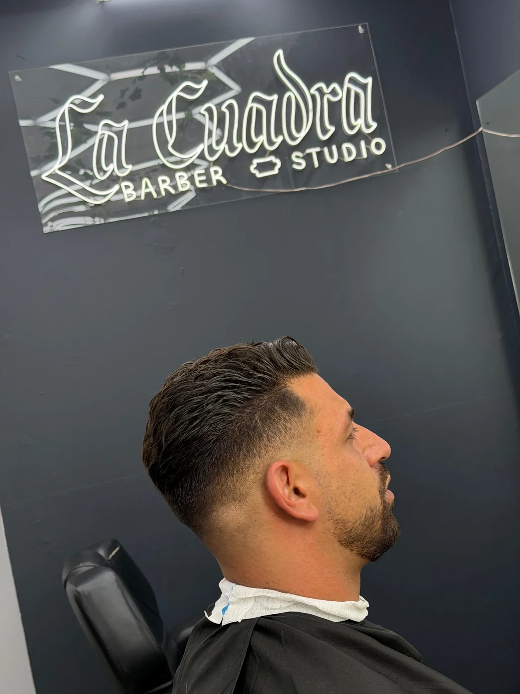 Corte de cabello degradado con peinado clásico en La Cuadra Barber Studio Santiago Centro