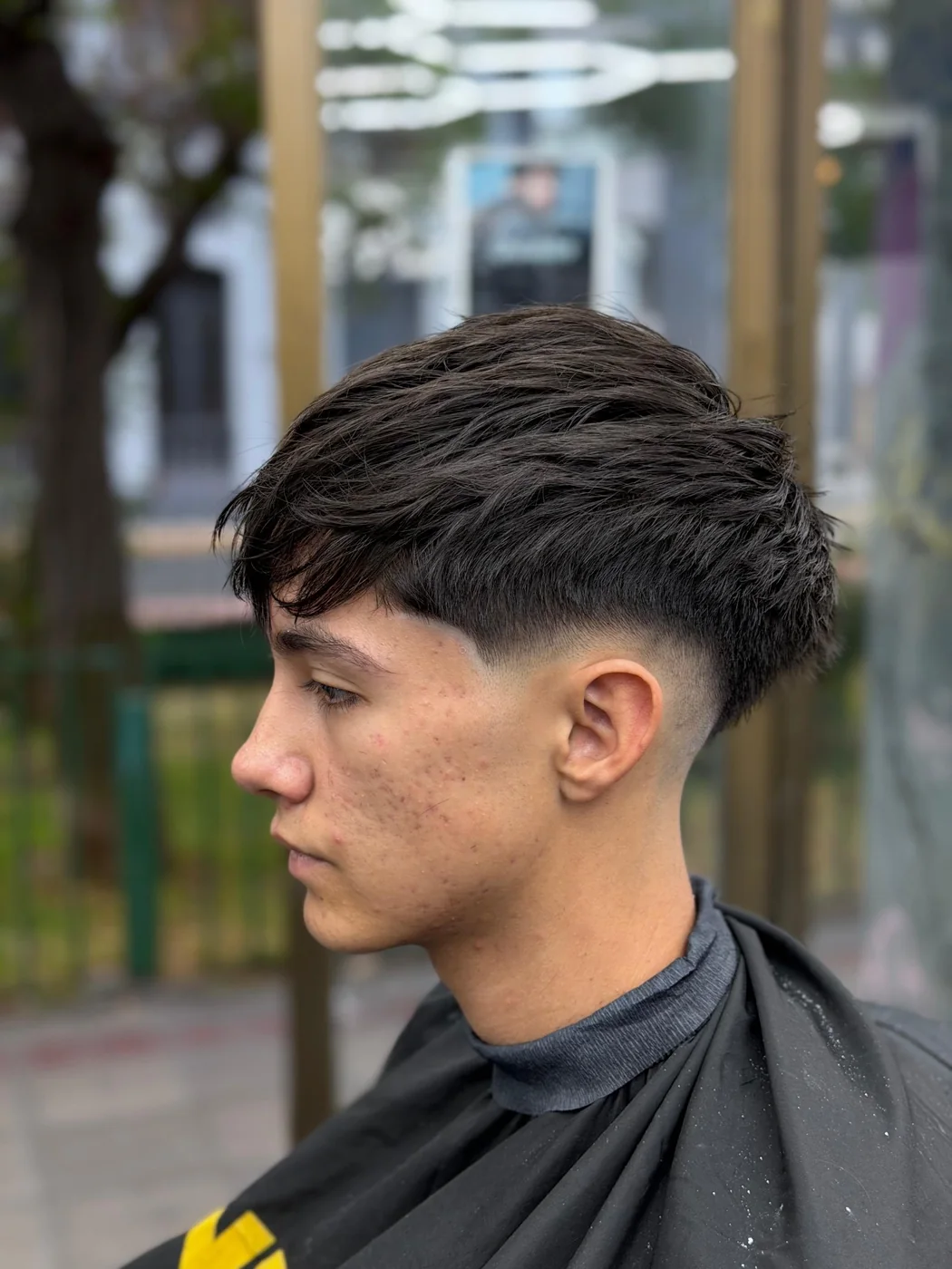Corte fade texturizado realizado en barbería de Santiago Centro