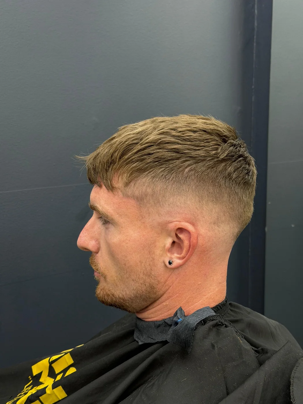 Corte rubio degradado con terminación profesional en barbería de Santiago Centro