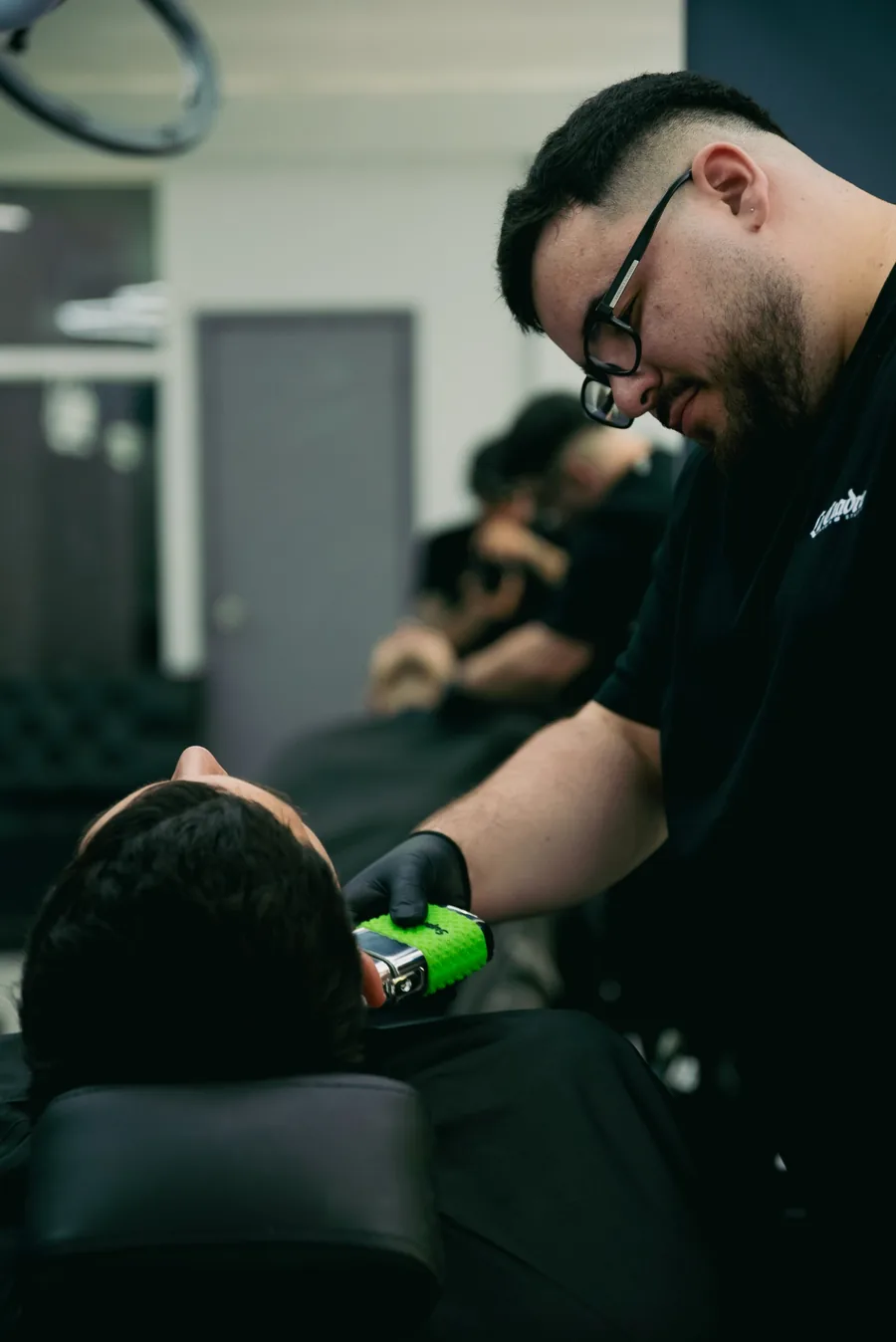 Barbero trabajando en La Cuadra